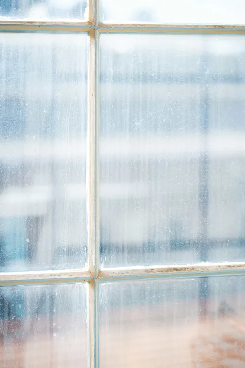 Ein Mitarbeiter von CaaS Reinigung bei der Fensterreingung