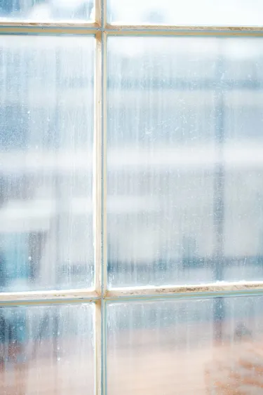 Ein Mitarbeiter von CaaS Reinigung bei der Fensterreingung